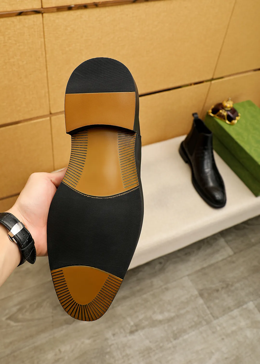 Men's shoes 💰640 💐 Product trademark: GUCCI "Gucci" high-top leather shoes Regular size: 38-44 (37.45.46🉑️Customized) Product materials: Selected imported first-layer calfskin embossed upper + luxury hardware buckle, imported sheep 🐑 leather lining. Strong three-dimensional visual effect, original outsole Color: 3⃣️colors available